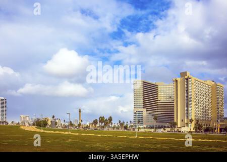 TEL AVIV, ISRAEL - 1. JANUAR 2016: Wolkenkratzer am Wasser in Tel Aviv. Windiger und heller Wintertag am Meer Stockfoto