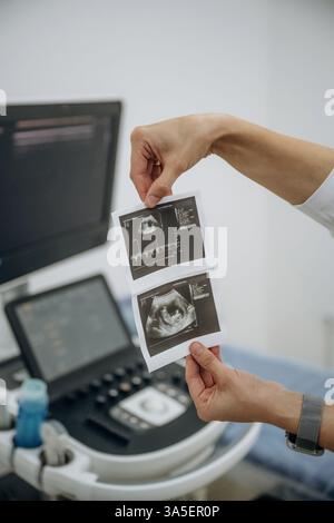 Der Arzt hält die Ergebnisse des Ultraschalltests in der Hand. Stockfoto