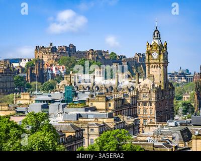 Stadtzentrum von Edinburgh vom Calton Hill, Blick auf das Balmoral Hotel und Edinburgh Castle. Stockfoto