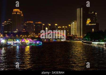 Nachtblick über den Haihe Fluss in Tianjin, China Stockfoto