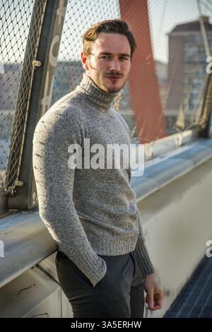 Hübscher junger Mann zu Fuß in die Stadt, tragen Winterkleidung Stockfoto