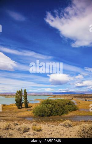 Gelbe flache Wüste mit flachen Seen. Argentinisches Patagonien an einem windigen Tag Stockfoto
