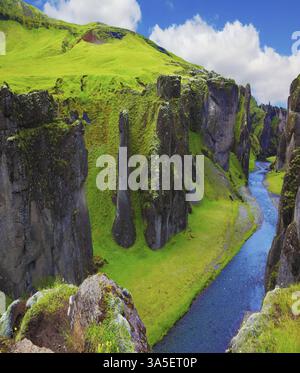 Fantastisches Land Island. Der malerischste Canyon Fjadrargljufur und der flache Bach, der am Boden des Canyons entlang fließt Stockfoto