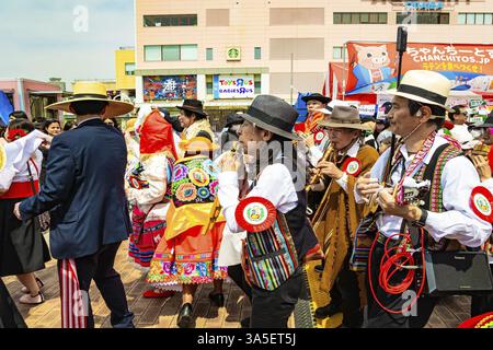 ODAIBA, JAPAN, 03. MAI 2023: Musik, Fahnen und Banner. Kostümfestvorstellung der peruanischen Delegation. Odaiba ist eine große künstliche isl Stockfoto