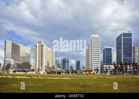 TEL AVIV, ISRAEL - 1. JANUAR 2016: Wolkenkratzer an der Küste von Tel Aviv. Starker Wind und heller Sonnenschein - perfektes Wetter für einen Winterspaziergang Stockfoto