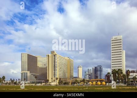 TEL AVIV, ISRAEL - 1. JANUAR 2016: Wolkenkratzer am Damm von Tel Aviv. Windiger und heller Wintertag an der Küste Stockfoto