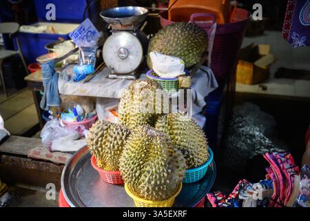 Durian, bekannt als der „König der Früchte“, ist eine große, spitze tropische Frucht, die in Thailand berühmt ist und für ihren starken, stechenden Geruch bekannt ist Stockfoto