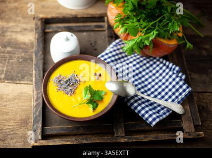 Schüssel cremige Kürbis-Karottensuppe mit Garnish Stockfoto