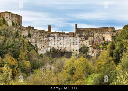 Etruskische Städte in der Toskana. Die Tuffstadt Sorano. Italien. Kleine Stadt aus dem etruskischen Dreieck - dem alten Teil der toskanischen Hügel. Das Foto war Stockfoto