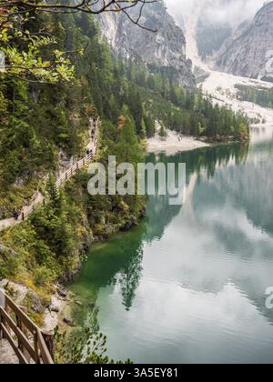Blick auf einen wunderschönen ruhigen See im Wald in den Bergen Stockfoto