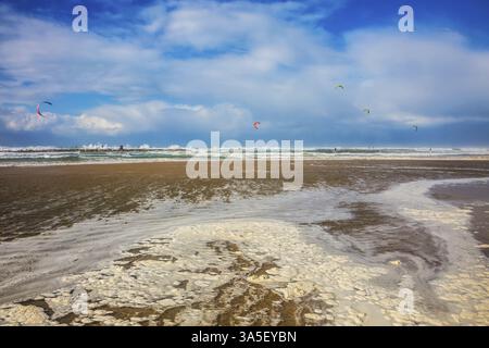 Wintersturm im Mittelmeer. Kitesurfer reiten auf der Brandung. Tel Aviv 1. Januar 2016 Stockfoto