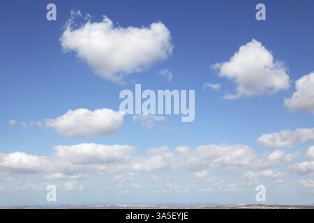Hohen blauen Himmel und leichte Wolken Stockfoto