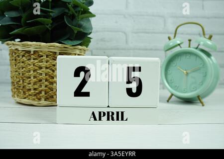 Holzkalender mit dem Datum des 25. April. Tag 25 im April Monat Stockfoto