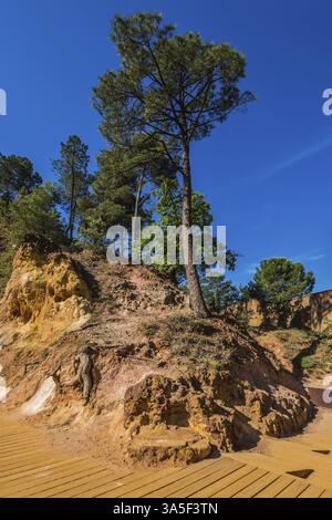 Treppen für Touristen an einem steilen Hang. Einzigartige rote und orangene Hügel in der Provinz Languedoc - Roussillon, Frankreich, Europa Stockfoto