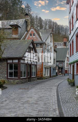 Eine Straße in Monschau. Monschau ist eine kleine Kurstadt in der Eifel im Landkreis Aachen in Nordrhein-Westfalen Stockfoto