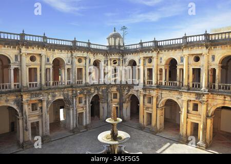 Wunderschön erhaltene Burg - Palast der Templer. Innenhof umgeben von Galerien. In der Mitte - ein Brunnen. Portugal, Tomar Stockfoto
