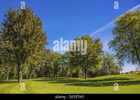 Golfclub in Französisch-Kanada. Der Golfplatz Green Grass ist von einem malerischen Herbstpark umgeben. Konzept des Golftourismus Stockfoto