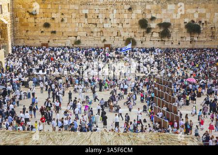 Herbstferien von Sukkot in Jerusalem. Westliche Mauer des Tempels. Die riesige Menschenmenge von Juden hat sich auf dem Platz versammelt Stockfoto