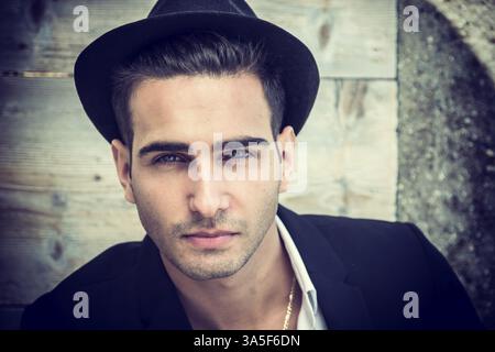 Kopfschuss von gut aussehenden jungen Mann im Freien in der Sonne mit Fedora Hut Stockfoto