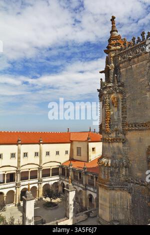 Wunderschön dekorierte Fassaden viereckiger Palast, umliegende Terrasse. Die Klosterfestung der Tempelritter Stockfoto