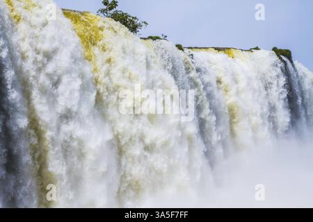 Die rumpelnde Welt des fallenden Wassers. Iguazu Falls in Südamerika, an der Grenze zu drei Ländern. Das Konzept des aktiven und extremen Tourismus Stockfoto