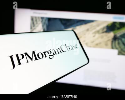 Deutschland. 30. Januar 2025. In dieser Abbildung ist ein Smartphone mit dem Logo des US-amerikanischen Finanzdienstleisters JPMorgan Chase Co. Auf dem Bildschirm vor der Website zu sehen. (Foto von Timon Schneider/SOPA Images/SIPA USA) *** ausschließlich für redaktionelle Nachrichten *** Credit: SIPA USA/Alamy Live News Stockfoto
