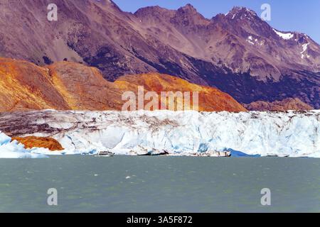 Die unglaubwürdige Reise nach Südamerika. Argentinisches Patagonien. See und Gletscher Viedma. Riesiger Gletscher auf dem See. Eisbrocken, die abgebrochen sind Stockfoto
