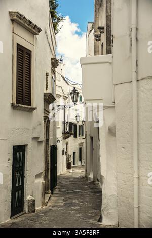 Blick auf Ostuni, Italien, bei Nacht. Die Weiße Stadt liegt auf einem Hügel mit Blick auf die Adria in Apulien, Italien. Das Foto zeigt eine Reihe weißer Bügel Stockfoto