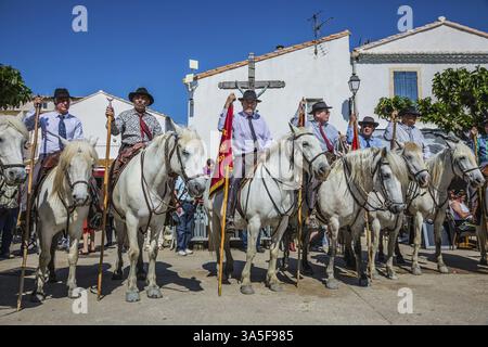 Sent-Mari-de-la-Mer, Provence, Frankreich - 25. Mai 2015. Platz im Zentrum der Stadt. Weltfest der Zigeuner. Wachen auf weißen Pferden reihten bef an Stockfoto