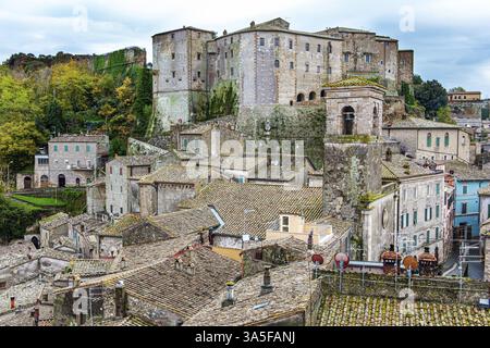 Kleine Stadt aus dem etruskischen Dreieck - dem alten Teil der toskanischen Hügel. Die Tuffstadt Sorano. Italien. Etruskische Städte in der Toskana. Das Foto war Stockfoto