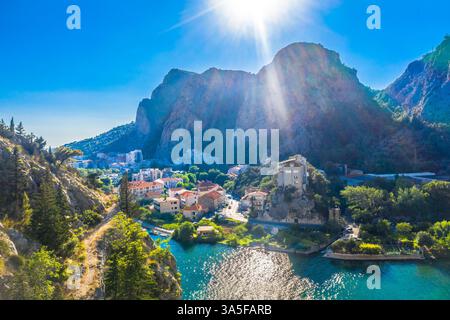 Aus der Vogelperspektive auf den Fluss Cetina und die Adria in Omis, Kroatien Stockfoto