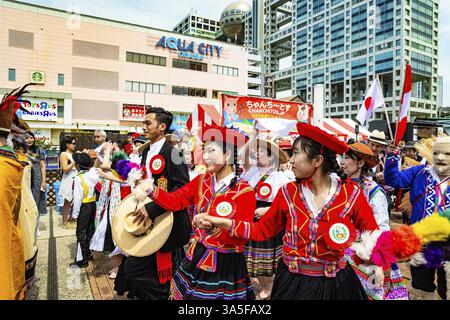 INSEL ODAIBA, JAPAN, 03. MAI 2023: Kostümvorführung der peruanischen Delegation. Odaiba ist eine große künstliche Insel in der Bucht von Tokio. Flags, b Stockfoto
