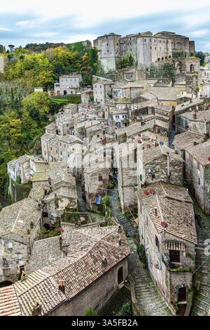 Das Foto wurde von der Aussichtsplattform aufgenommen. Etruskische Städte in der Toskana. Die Tuffstadt Sorano. Italien. Kleine Stadt aus dem etruskischen Dreieck - The Stockfoto