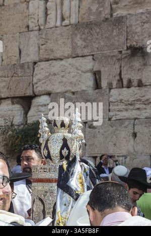JERUSALEM, ISRAEL - 12. OKTOBER 2014: Morning Herbstsukkot. Das Gebiet vor der westlichen Tempelmauer. Eine Menge jüdischer Anbeter in weißen Kleidern Stockfoto