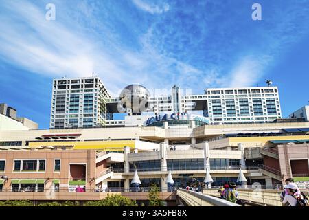 ODAIBA ISLAND, JAPAN, 03. MAI 2023: Atemberaubende moderne Architektur auf Odaiba Island. Lieblingsplatz für Spaziergänge von Bürgern. Odaiba ist eine große künstliche Art Stockfoto