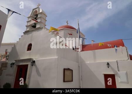 Mykonos-Agia Kyriaki Kirche – griechische Kirche mit roter Kuppel Stockfoto
