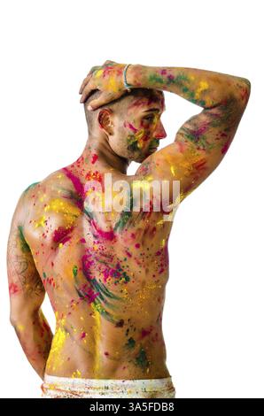 Hübscher junger Mann von hinten mit Haut alle gesehen mit Holi Farben, isoliert auf weißem Hintergrund gemalt Stockfoto