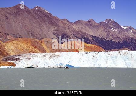 Unglaubliche Reise nach Argentinien Patagonien. See und Gletscher Viedma. Vom Gletscher abgebrochene Eisstücke treiben im See. Kleines Touristenschiff Stockfoto