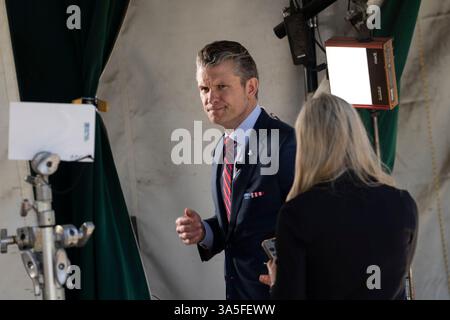 Washington, Vereinigte Staaten. März 2025. US-Verteidigungsminister Pete Hegseth spricht am 21. März 2025 im Weißen Haus in Washington, DC, vor den Medien. Quelle: Chris Kleponis/CNP/dpa/Alamy Live News Stockfoto