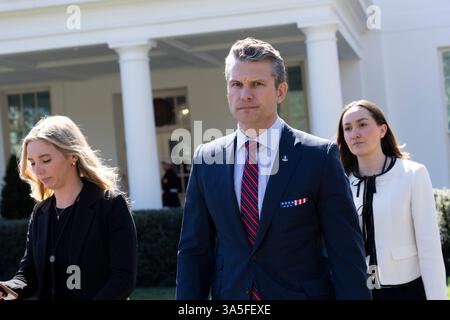Washington, Vereinigte Staaten. März 2025. US-Verteidigungsminister Pete Hegseth spricht am 21. März 2025 im Weißen Haus in Washington, DC, vor den Medien. Quelle: Chris Kleponis/CNP/dpa/Alamy Live News Stockfoto