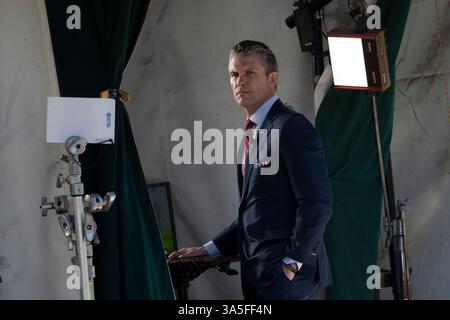 Washington, Vereinigte Staaten. März 2025. US-Verteidigungsminister Pete Hegseth spricht am 21. März 2025 im Weißen Haus in Washington, DC, vor den Medien. Quelle: Chris Kleponis/CNP/dpa/Alamy Live News Stockfoto