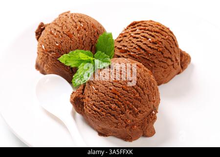 Drei Kugeln Schokoladeneis auf Platte Stockfoto