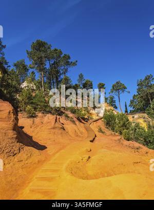 Treppen für Touristen an einem steilen Hang. Einzigartige rote und orangene Hügel in der Provinz Languedoc - Roussillon, Frankreich, Europa Stockfoto