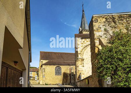 Der Haupteingang zu den Feudalgütern. Das Chateau de la Madeleine in Chevreuse ist ein großartiges Beispiel mittelalterlicher Architektur. Die Ile-de-France Stockfoto
