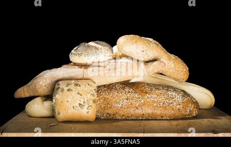 Schwarz isoliert Runde Brezel Brot. Studio gedreht Stockfoto