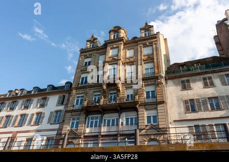 STRASSBURG, FRANKREICH - 19. SEPTEMBER 2024: Ein architektonisches Gebäude in Straßburg, Frankreich, mit klassischer Fassade und kunstvollen Details Stockfoto