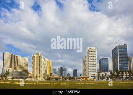 TEL AVIV, ISRAEL - 1. JANUAR 2016: Wolkenkratzer an der Küste von Tel Aviv. Windiger und heller Wintertag am Meer Stockfoto