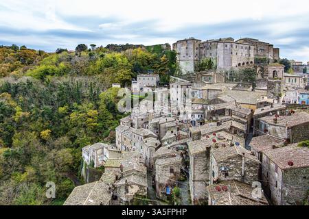 Etruskische Städte in der Toskana. Die Tuffstadt Sorano. Italien. Kleine Stadt aus dem etruskischen Dreieck - dem alten Teil der toskanischen Hügel. Das Foto war Stockfoto