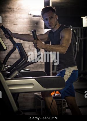Muskulösen jungen Mann, Ausbildung Pecs auf Fitnessstudio-Maschine Stockfoto
