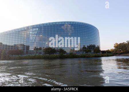STRASSBURG, FRANKREICH - 19. SEPTEMBER 2024: Ein modernes Architekturgebäude in Straßburg, Frankreich, das sein einzigartiges Design zeigt Stockfoto